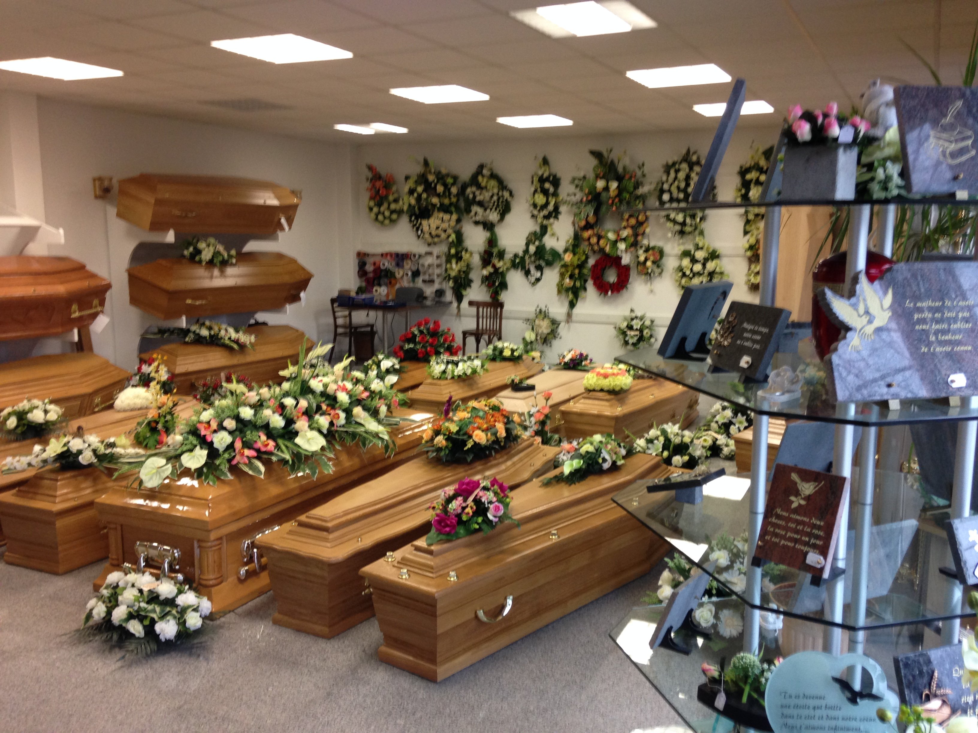 Les pompes funèbres Adam-hospital proposent des urnes, fleurs et plaques funéraires pour orner les cercueils