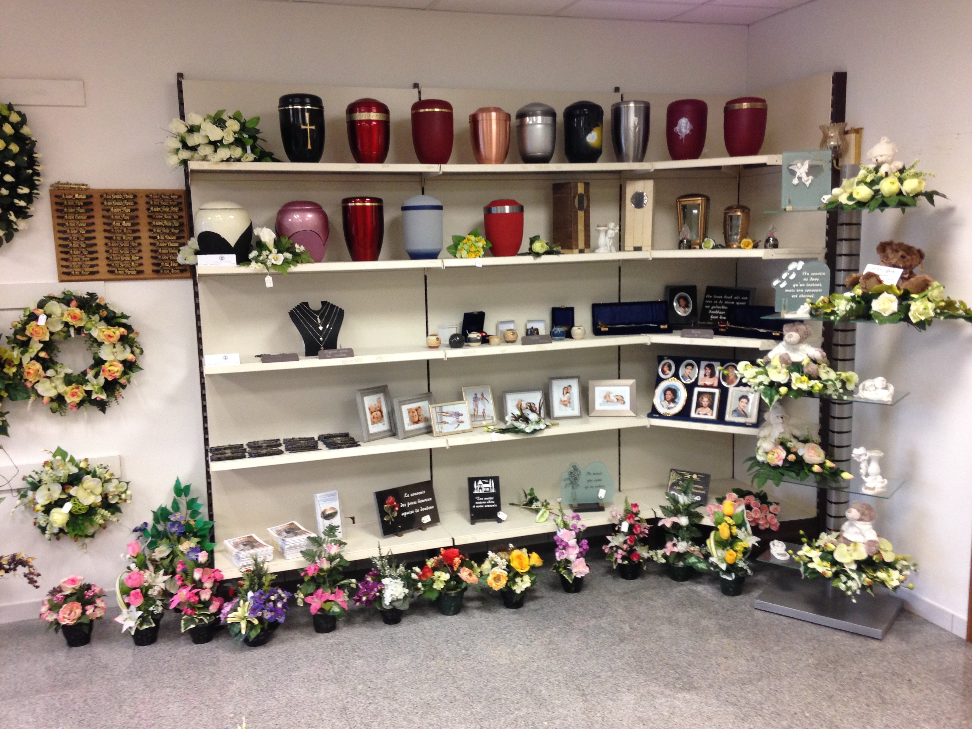 Les pompes funèbres Adam- Hospital proposent des urnes, fleurs, plaques funéraires pour orner les cercueils