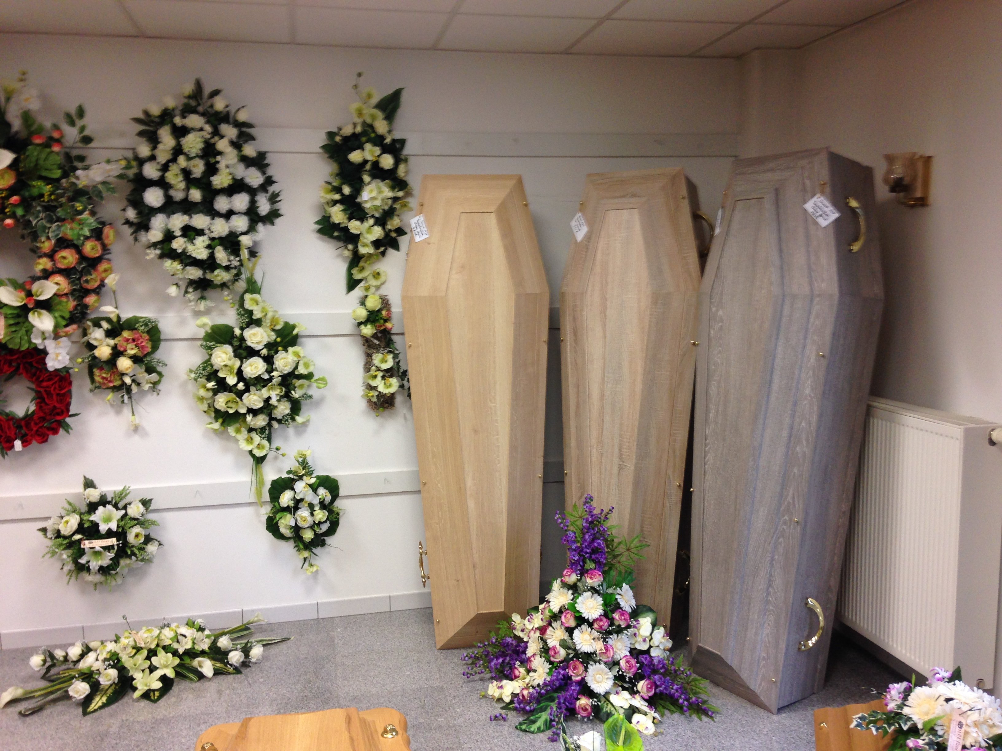 Les pompes funèbres Adam-Hospital proposent des fleurs et plaques funéraires pour orner les cercueils