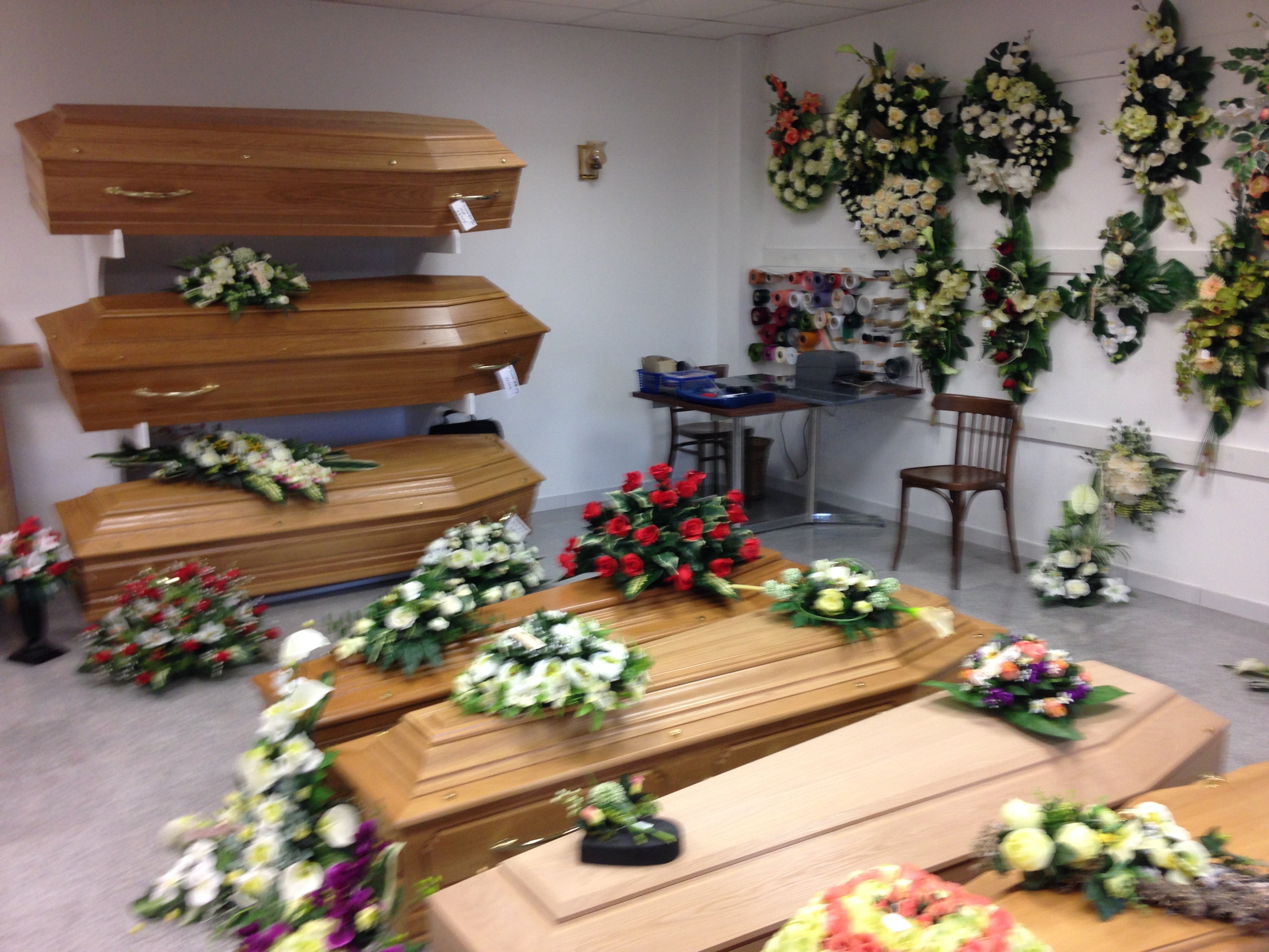 Les pompes funèbres Adam-Hospital proposent aussi des fleurs et des plaques pour orner les cercueils