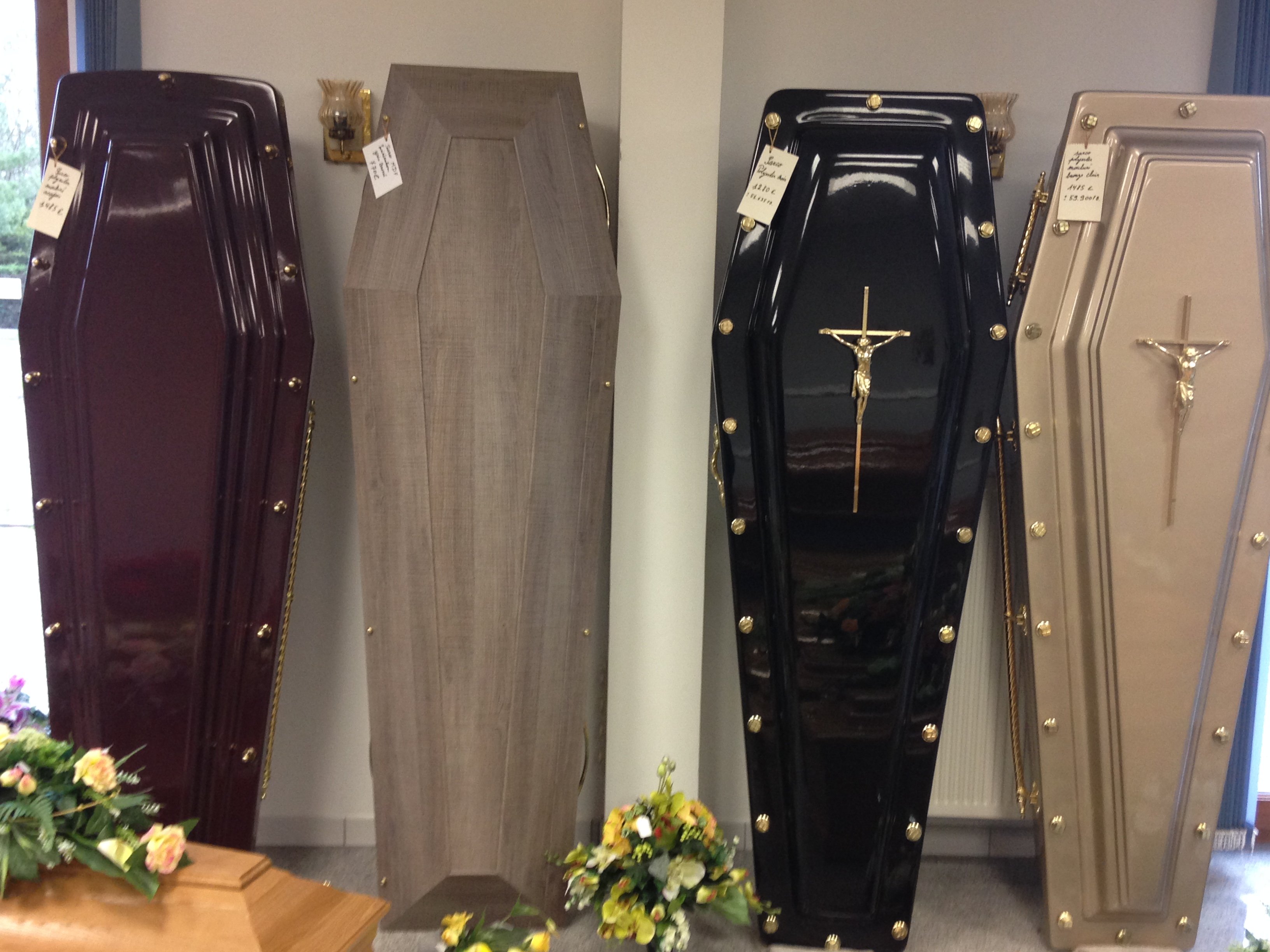 Les pompes funèbres Adam-Hospital proposent un large choix de cercueils et de monuments funéraires