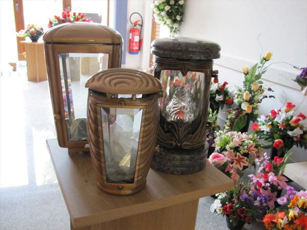 Les pompes funèbres Adam-Hospital proposent un large choix d'urnes, de fleurs et plaques pour orner les cercueils